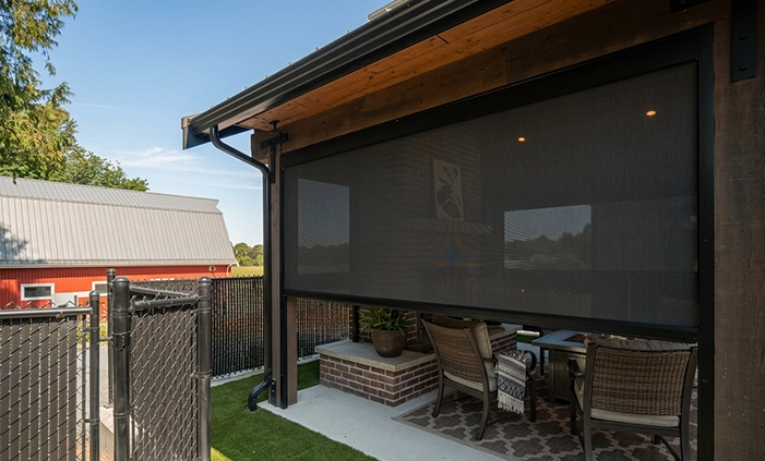 Motorized Screens vs. Traditional Screens: What’s the Difference?